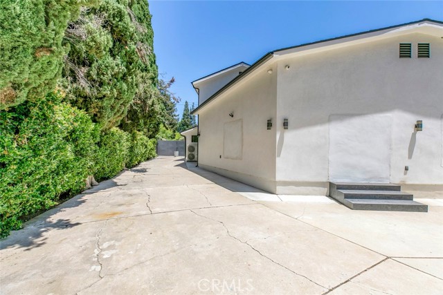 17800 Raymer Street, Sherwood Forest CA: https://media.crmls.org/medias/c4254fc7-918e-4ff3-9e9d-2fdd6c8861ca.jpg