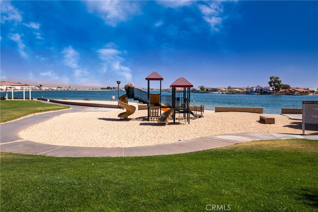 https://media.crmls.org/medias/c426027f-da5e-42a4-8855-ad0406c3ee57.jpg?preset=X-Large