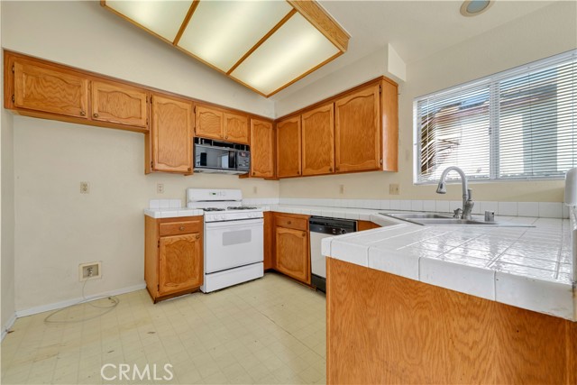 Detail Gallery Image 8 of 30 For 4044 Belleshire, Palmdale,  CA 93552 - 3 Beds | 2 Baths