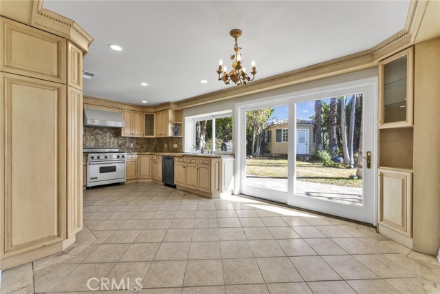 Detail Gallery Image 14 of 32 For 2412 Jupiter, Los Angeles,  CA 90046 - 6 Beds | 5 Baths