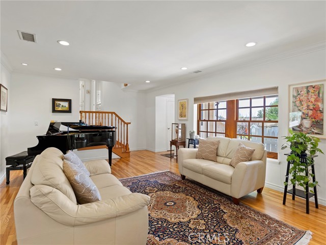 Detail Gallery Image 17 of 72 For 1012 N Sunset Canyon Dr, Burbank,  CA 91504 - 3 Beds | 2 Baths