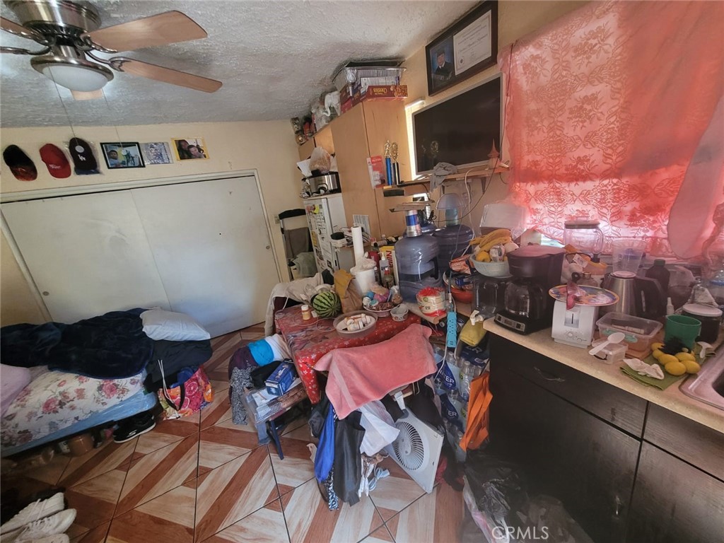 https://media.crmls.org/medias/c4322116-d638-47ab-abbf-c0427c573fe5.jpg?preset=X-Large