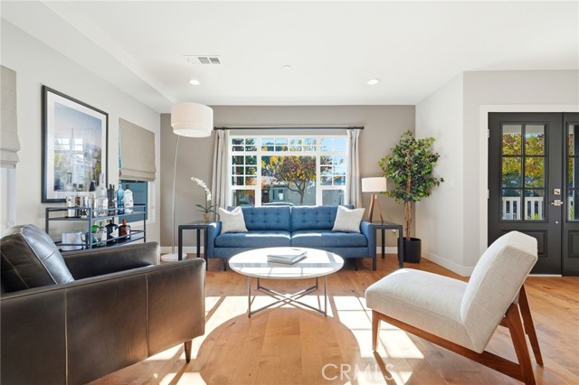 Detail Gallery Image 5 of 57 For 2311 W Clark Ave, Burbank,  CA 91506 - 4 Beds | 4/1 Baths