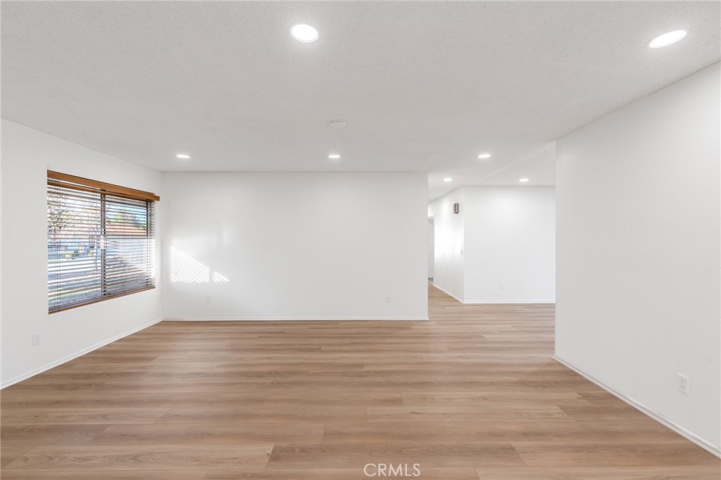 https://media.crmls.org/medias/c436a81a-36d6-48fa-9e38-d4a79a674c65.jpg?preset=X-Large
