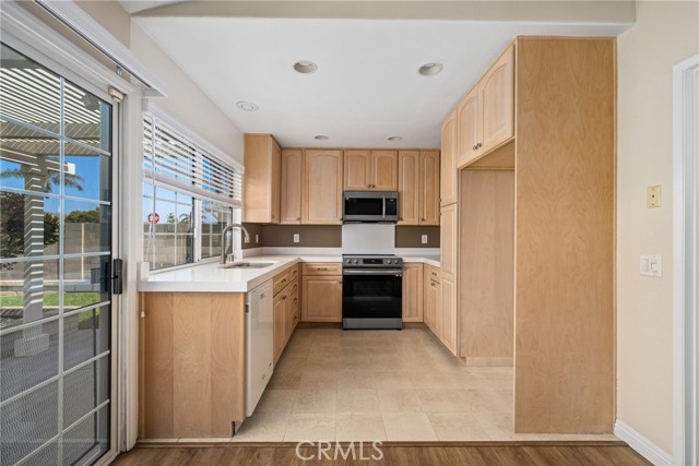 Detail Gallery Image 15 of 44 For 17651 Falkirk Ln, Huntington Beach,  CA 92649 - 4 Beds | 2 Baths