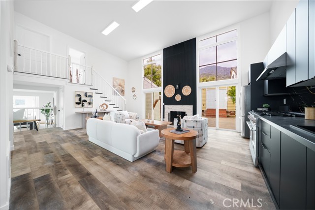 Detail Gallery Image 8 of 27 For 2423 Rockdell, La Crescenta,  CA 91214 - 4 Beds | 3 Baths