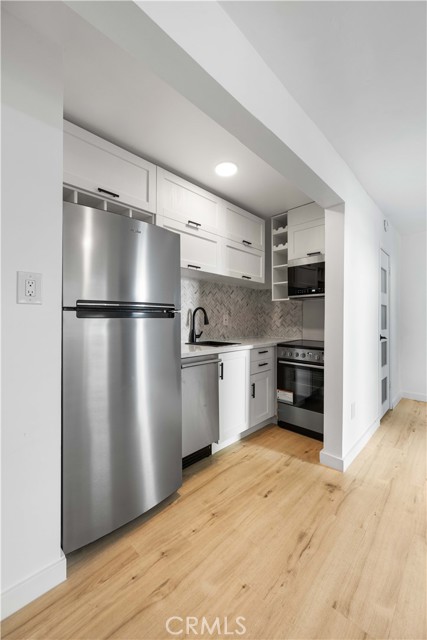 Detail Gallery Image 7 of 22 For 1303 N Beverly Glen Bld, Los Angeles,  CA 90077 - 1 Beds | 1/1 Baths