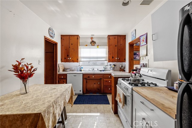 618 Prospect kitchen with eating area