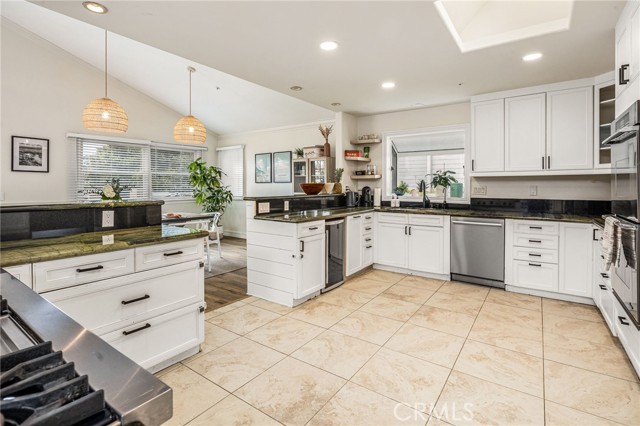 Detail Gallery Image 15 of 29 For 605 Avenida Los Flores, San Clemente,  CA 92672 - 4 Beds | 2/1 Baths