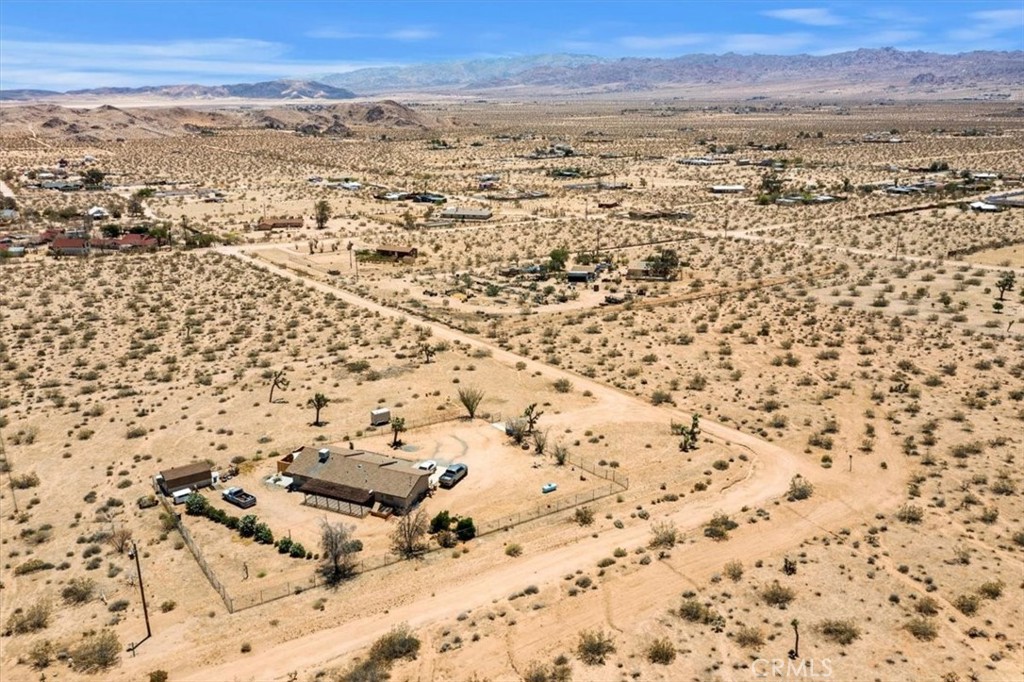 https://media.crmls.org/medias/c447391c-efeb-442a-adcd-152622816bd6.jpg?preset=X-Large