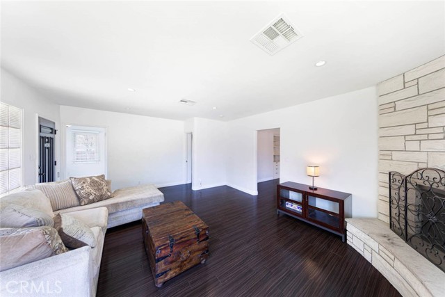 Detail Gallery Image 6 of 25 For 206 S Center St, Orange,  CA 92866 - 4 Beds | 3/1 Baths