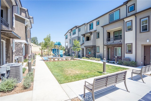 Detail Gallery Image 3 of 15 For 11745 Florence #2,  Santa Fe Springs,  CA 90670 - 3 Beds | 2/2 Baths