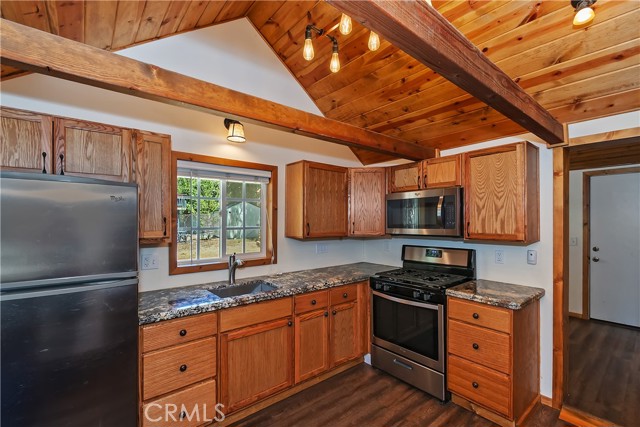 Detail Gallery Image 13 of 49 For 39234 N Shore Dr, Fawnskin,  CA 92333 - 2 Beds | 1/1 Baths