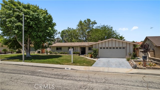 42835 Cinema Avenue, Lancaster CA: https://media.crmls.org/medias/c4527661-65cf-4796-b758-10ef8f8745b4.jpg