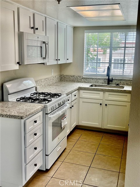 Detail Gallery Image 4 of 6 For 9880 Arrow, Rancho Cucamonga,  CA 91730 - 3 Beds | 2/1 Baths