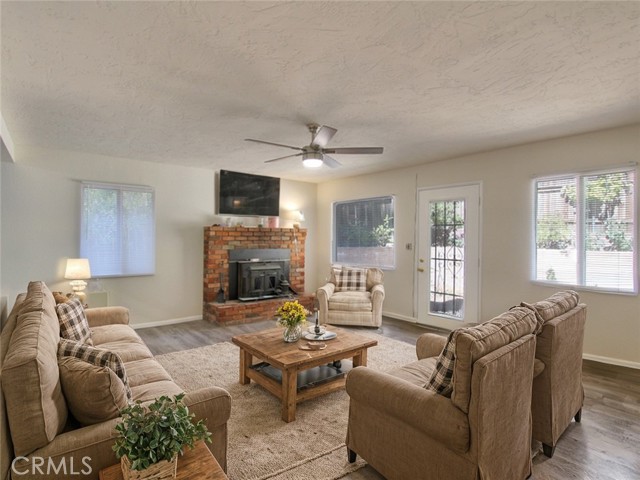 Detail Gallery Image 4 of 14 For 32159 Cove Cir, Running Springs,  CA 92382 - 2 Beds | 1 Baths