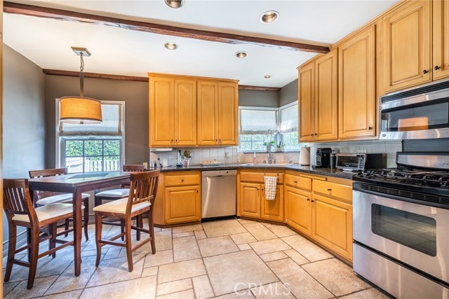 Detail Gallery Image 16 of 20 For 1215 Oak Circle Dr, Glendale,  CA 91208 - 4 Beds | 2/1 Baths