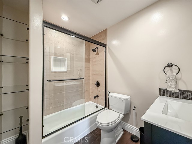 Detail Gallery Image 21 of 58 For 5960 Balcom, Encino,  CA 91316 - 4 Beds | 4 Baths