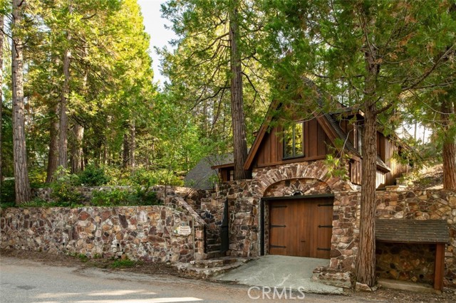 Detail Gallery Image 2 of 26 For 324 Summit Dr, Lake Arrowhead,  CA 92352 - 2 Beds | 2 Baths