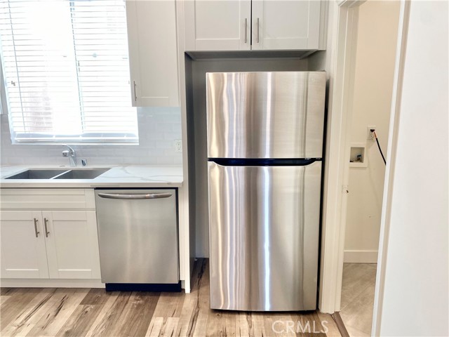 Detail Gallery Image 27 of 39 For 7327 Kester Ave #6,  Van Nuys,  CA 91405 - 4 Beds | 3/1 Baths