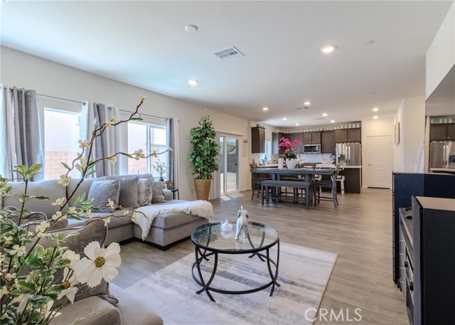 Detail Gallery Image 11 of 21 For 15451 San Francisco Ln, Victorville,  CA 92394 - 4 Beds | 3/1 Baths