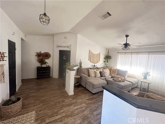 Detail Gallery Image 4 of 22 For 22455 Gold Bar Ct, Apple Valley,  CA 92307 - 4 Beds | 2 Baths