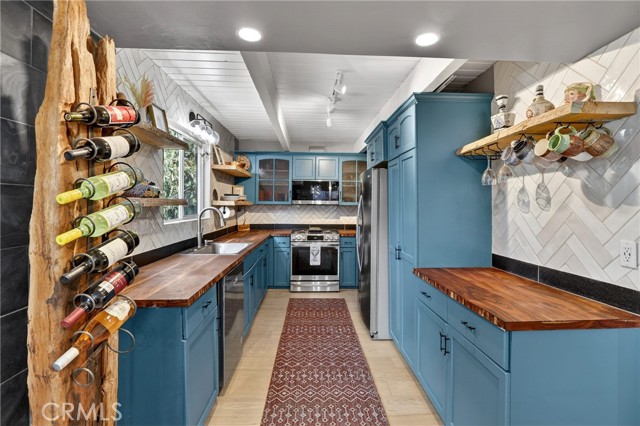 Detail Gallery Image 11 of 40 For 104 Highway 173, Lake Arrowhead,  CA 92352 - 3 Beds | 3 Baths