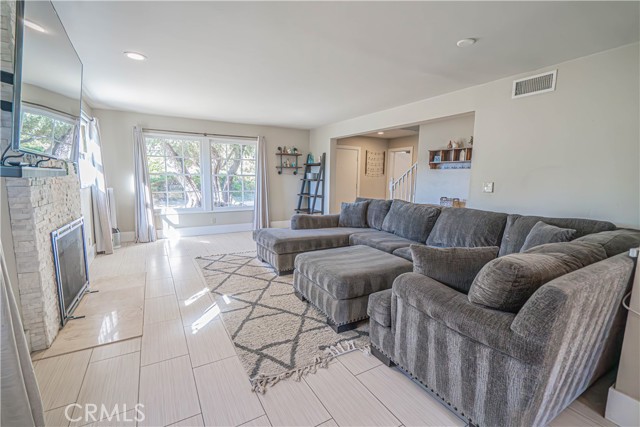 Detail Gallery Image 12 of 61 For 28816 Kenroy Ave, Canyon Country,  CA 91387 - 5 Beds | 3 Baths