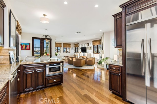 Detail Gallery Image 12 of 28 For 320 33rd, Manhattan Beach,  CA 90266 - 3 Beds | 4 Baths