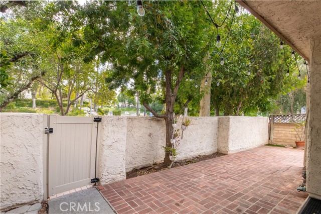 Detail Gallery Image 3 of 33 For 6121 Shoup #35,  Woodland Hills,  CA 91367 - 1 Beds | 2 Baths