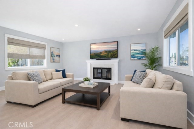 Detail Gallery Image 5 of 33 For 11256 Haskell Ave, Granada Hills,  CA 91344 - 4 Beds | 3 Baths