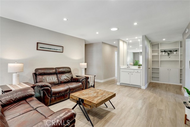 5111 Alder, Irvine CA: https://media.crmls.org/medias/c4663034-421b-4ba2-a176-64107a25e2c0.jpg