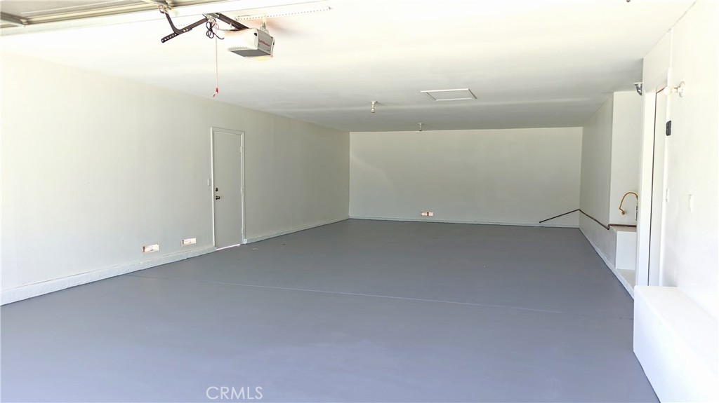 https://media.crmls.org/medias/c4665597-780c-4a5a-8af0-3457271e6bc8.jpg?preset=X-Large