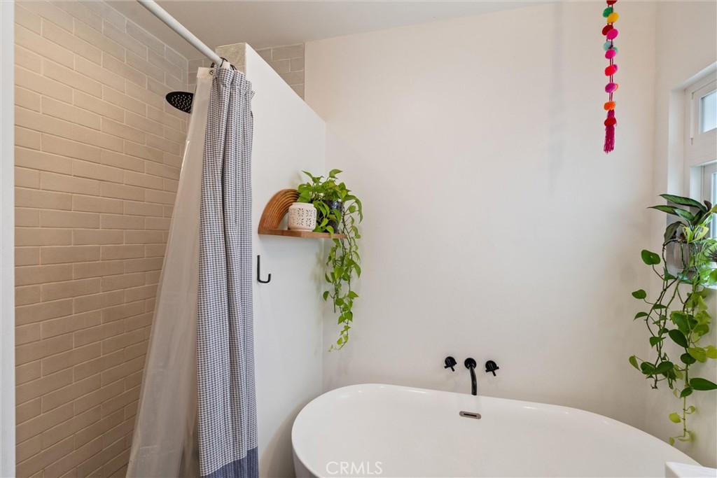 https://media.crmls.org/medias/c4672d2c-336a-422e-873c-94ad01355d50.jpg?preset=X-Large