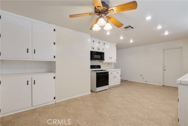 Detail Gallery Image 4 of 38 For 10004 Oakwood Ave, Hesperia,  CA 92345 - 2 Beds | 2 Baths