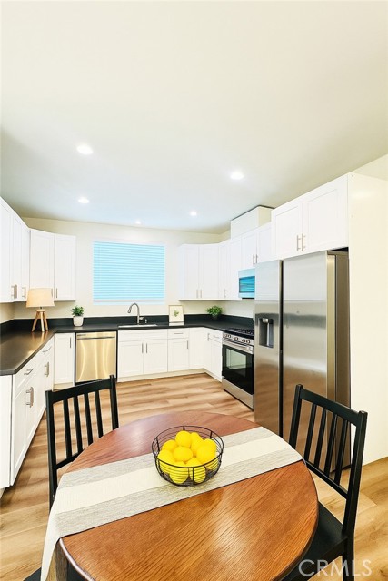 Detail Gallery Image 3 of 15 For 22849 Macfarlane, Woodland Hills,  CA 91364 - 2 Beds | 2 Baths