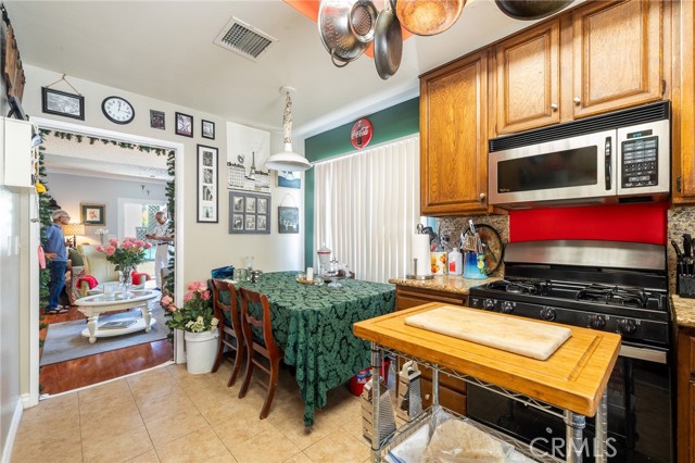 4511 Coldwater Canyon Avenue, Studio City CA: https://media.crmls.org/medias/c46ae888-9659-4b3f-aea3-ad78e8c7c39c.jpg