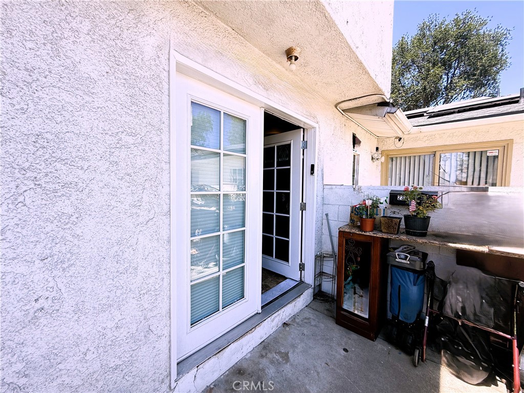 https://media.crmls.org/medias/c46ed5a2-2494-4f87-be8c-d6fe45190265.jpg?preset=X-Large