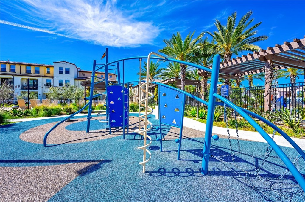 https://media.crmls.org/medias/c46f875c-e50d-4fea-9431-ffe0de9aac13.jpg?preset=X-Large