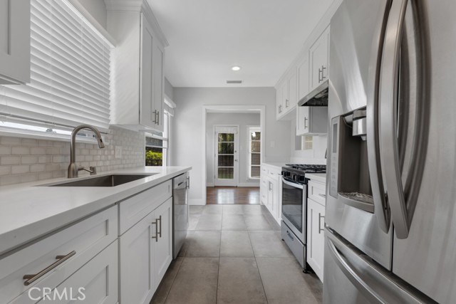 Detail Gallery Image 3 of 27 For 18350 Lorne St, Reseda,  CA 91335 - 3 Beds | 2 Baths