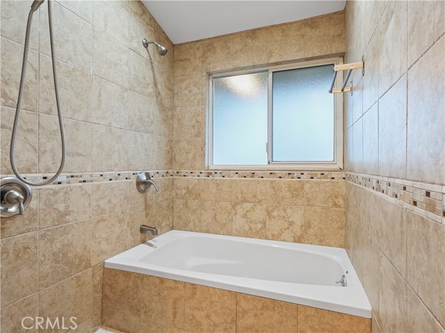 Detail Gallery Image 14 of 22 For 20324 Oxnard St, Woodland Hills,  CA 91367 - 6 Beds | 3 Baths