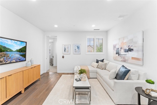 287 Barnes Road, Tustin CA: https://media.crmls.org/medias/c47632d4-162d-4bbf-8538-59a0f077d0ca.jpg