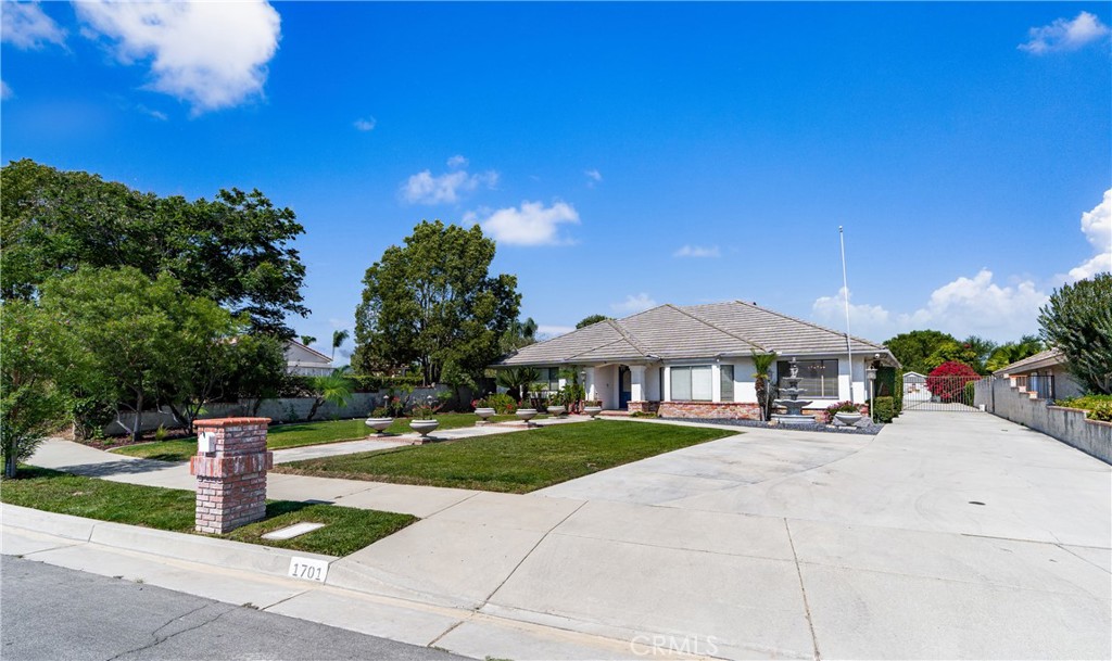 1701 S Elderberry