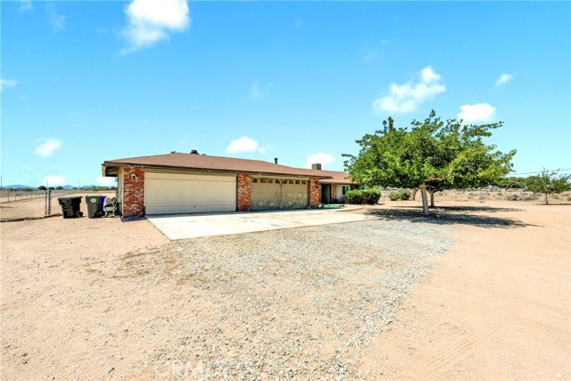 Detail Gallery Image 4 of 43 For 13237 Smoke Tree Rd, Victorville,  CA 92392 - 3 Beds | 2 Baths