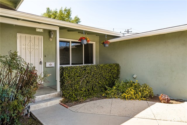 Detail Gallery Image 2 of 31 For 219 S Cliffrose St, Anaheim,  CA 92805 - 3 Beds | 1 Baths