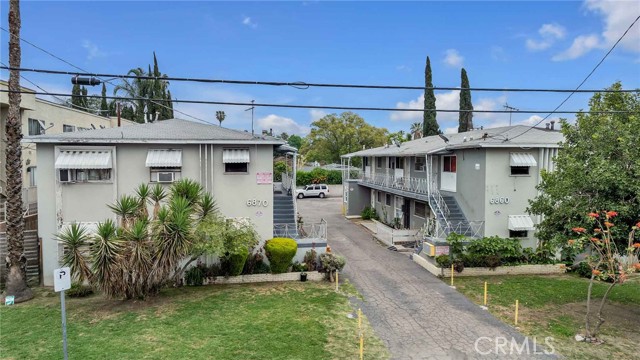 6862 Hazeltine Avenue, Van Nuys CA: https://media.crmls.org/medias/c48634c0-849e-4fd0-b99b-f454c109cefd.jpg
