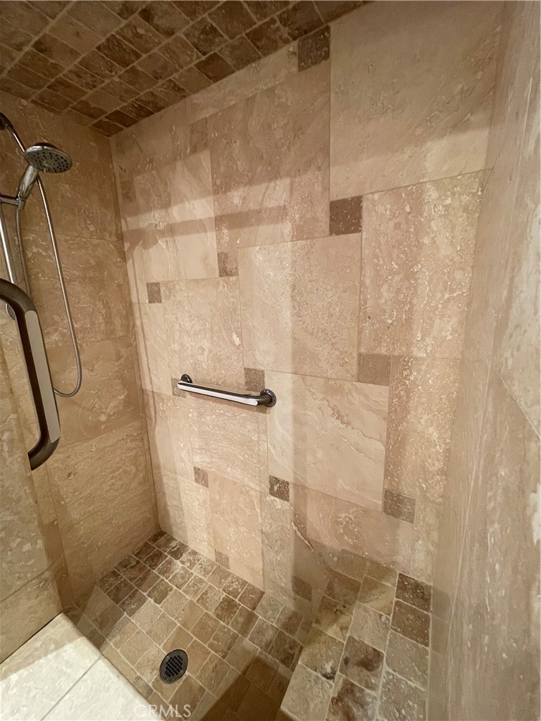 https://media.crmls.org/medias/c489495f-a8f1-46bb-a82b-470a89070928.jpg?preset=X-Large