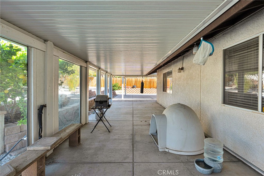 https://media.crmls.org/medias/c489d038-5f9a-4997-868b-51625ab99131.jpg?preset=X-Large