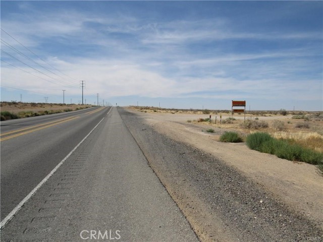 10933 Sierra Road, Adelanto CA: https://media.crmls.org/medias/c48f3235-29f6-4a30-becf-9fdc489b35b6.jpg