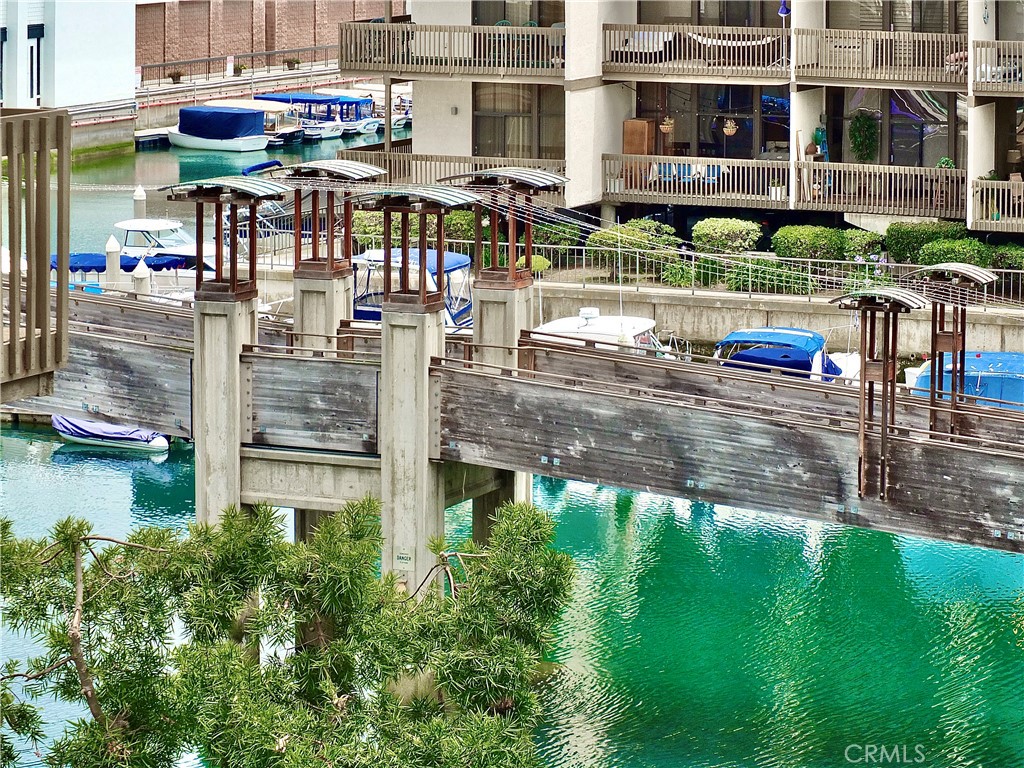 https://media.crmls.org/medias/c491493b-26b2-4c74-9154-4ca6250b0f49.jpg?preset=X-Large